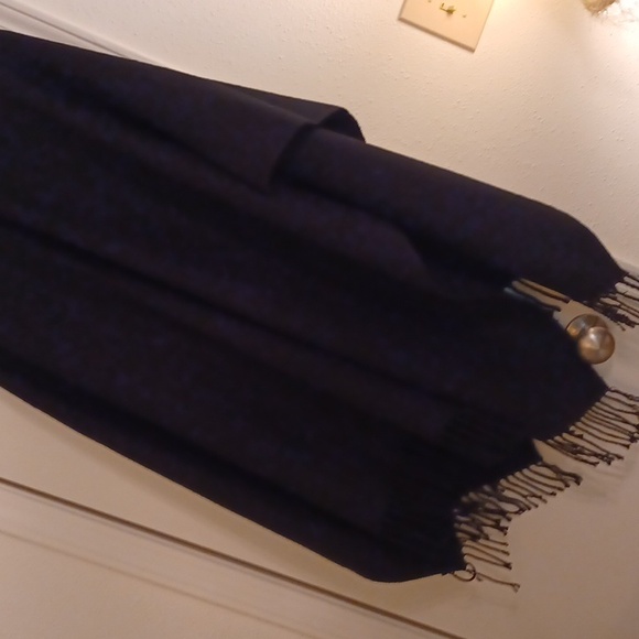 Women's black shawl, one size fits all - Picture 2 of 2